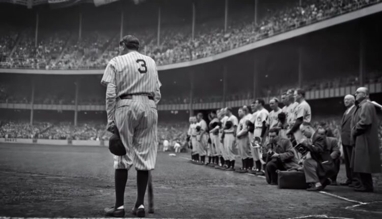 Babe Ruth durante o jogo em pé