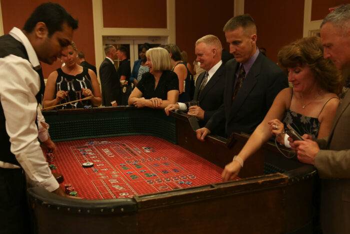 Marineinfanteristen und Matrosen nahmen an der 5. jährlichen Casino Royale-Veranstaltung teil